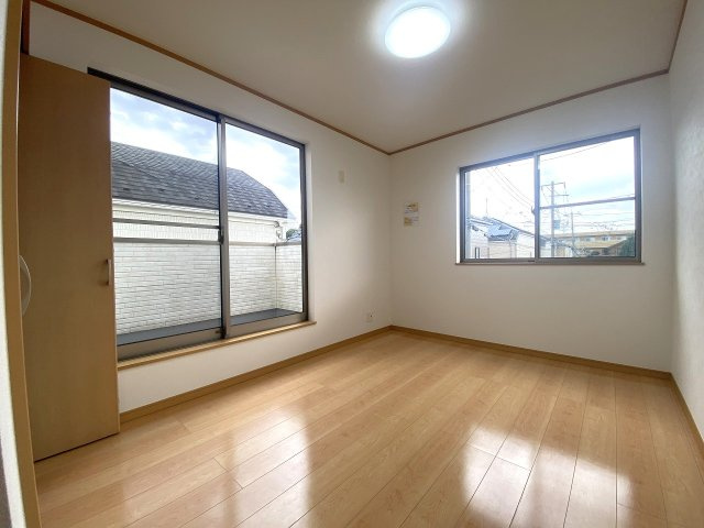 川口市赤井　中古戸建の洋室|2階左側に位置する6帖のゆとりある洋室です。整ったお部屋の形状で家具配置もスムーズに行えます！陽光も心地よく差し込む、子供部屋や書斎にもぴったりな快適空間です。