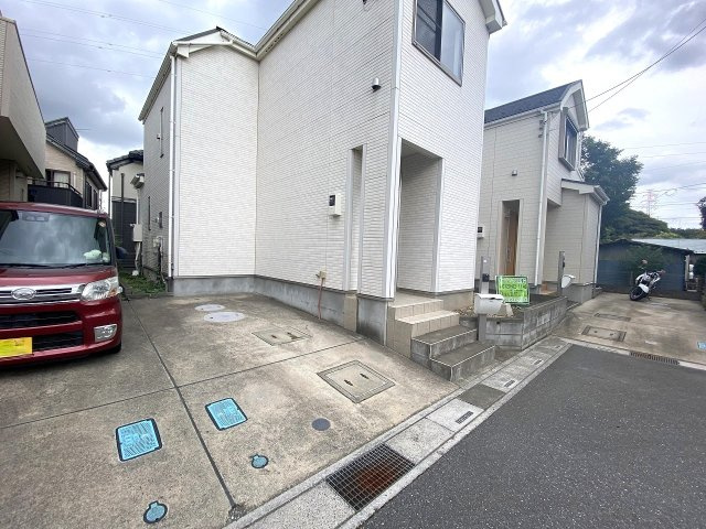 川口市赤井　中古戸建の駐車場|敷地内に大切なお車を駐車できるカースペースを確保しています。前面道路も整っており出し入れや駐車もスムーズ！毎日の通勤やお出かけの際にも大変便利なポイントです。