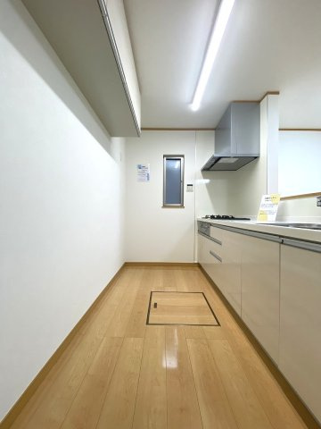 川口市赤井　中古戸建のキッチン|ゆとりのあるキッチン幅を確保しており、ご家族と一緒に並んでのお料理作業も快適に行えます！すれ違いもしやすく、毎日の家事効率が格段にアップする魅力的な設計です