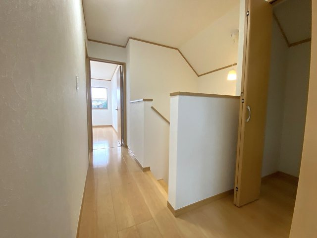 川口市赤井　中古戸建の設備|各洋室への移動がスムーズに行える使い勝手の良い2階階段踊り場スペースです。解放感のある空間で風通りも良く、ご家族のプライベート空間を快適に繋ぐ動線となります。