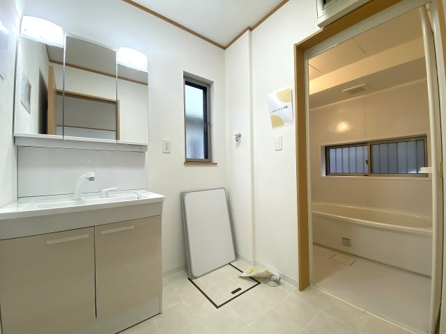 川口市赤井　中古戸建の独立洗面台|洗面台や浴室に隣接した使い勝手の良い脱衣所スペースです。朝の忙しい時間帯や入浴時もスムーズに利用可能！ご家族全員が快適に過ごせる清潔感あふれるお部屋となっております