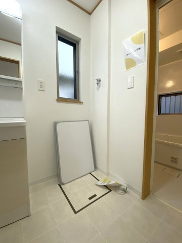川口市赤井　中古戸建のランドリースペース|洗面や脱衣の作業をスムーズに行える使い勝手の良いランドリースペースです。洗濯機置き場もすっきり配置でき、毎日の洗濯家事動線をより快適にサポートしてくれます。
