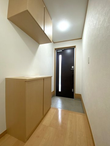 川口市赤井　中古戸建の玄関|お家の顔となる明るく清潔感あふれる玄関スペースです！シューズボックスも備わっており靴をすっきり収納可能。ご家族やお客様を心地よく迎えるゆとりある入口となります。