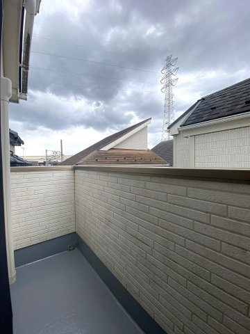 川口市赤井　中古戸建のバルコニー|日当たりと風通しに恵まれた快適なバルコニーです！洗濯物や布団もしっかり干せるスペースを確保。爽やかな風を感じながらリフレッシュできる心地よい外部空間となっております。