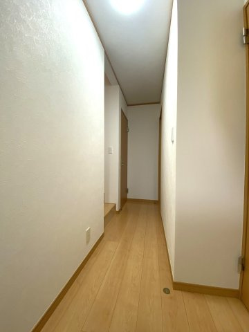 川口市赤井　中古戸建の設備|階の各居室や水回りへとスムーズにアクセスできる使い勝手の良い廊下です。無駄のない動線設計で日々の生活空間をより快適に繋ぎ、住まい全体にゆとりをもたらします。