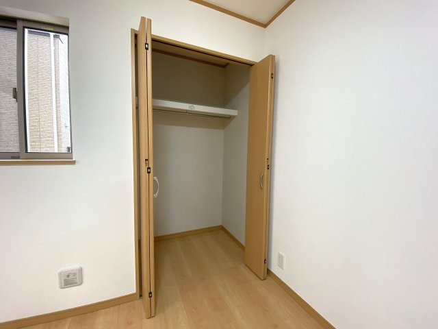 川口市赤井　中古戸建の収納|日用品やお掃除グッズなどをスッキリ整理整頓できる便利な室内収納スペースです。空間を有効活用して居室を広く快適に保てるため、居住性の向上に大きく貢献いたします。