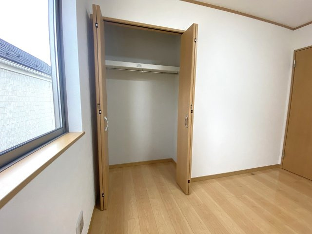 川口市赤井　中古戸建の収納|衣類やお荷物をスッキリ整理できる便利な室内収納スペースです！お部屋の中に余計な物を置かずに済むため、居室空間をより広々と開放的にご活用いただくことができます。
