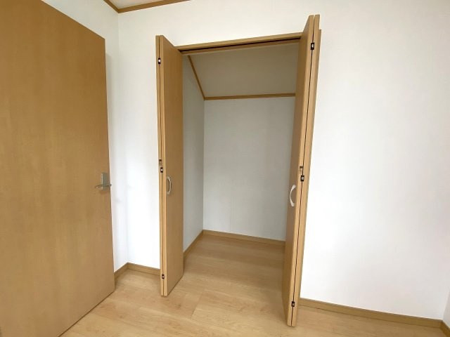 川口市赤井　中古戸建の収納|日用品のストックやお掃除用具の保管に重宝する便利な収納空間です！使う場所にしっかり収納を設けることで、お部屋全体の整理整頓がスムーズになり生活感を抑えられます。