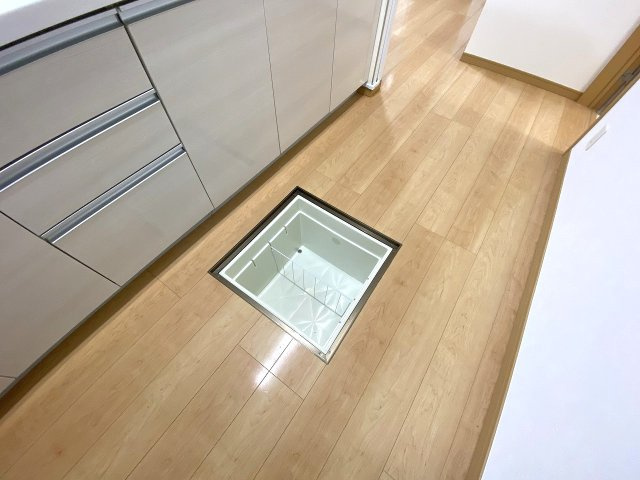 川口市赤井　中古戸建の収納|キッチンスペースに便利な床下収納を備えています！非常食のストックや調味料、普段使わない調理器具などをすっきり保管でき、家事効率も格段にアップします。
