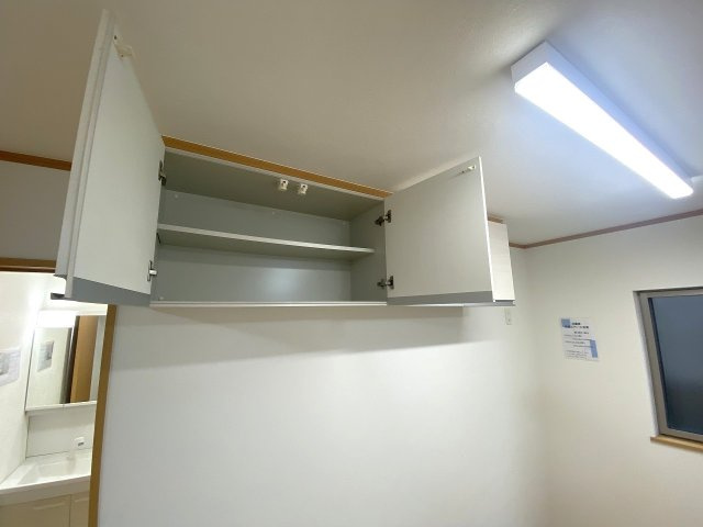 川口市赤井　中古戸建の収納|キッチン周りの小物や調理器具、食品ストックをたっぷり整理できる便利な収納スペースです！出し入れもしやすく、散らかりがちなキッチン空間をいつでもすっきり清潔に保てます。