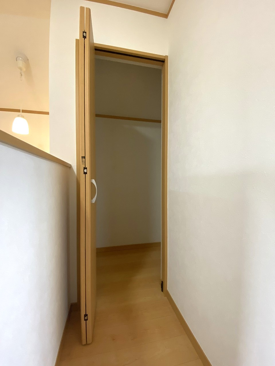 川口市赤井　中古戸建の収納|2階廊下に備えられた便利な収納スペースです！季節ものの衣類や大きな荷物もすっきり収まります。住まい全体の整理整頓をスムーズにし、快適な住空間づくりに貢献します。