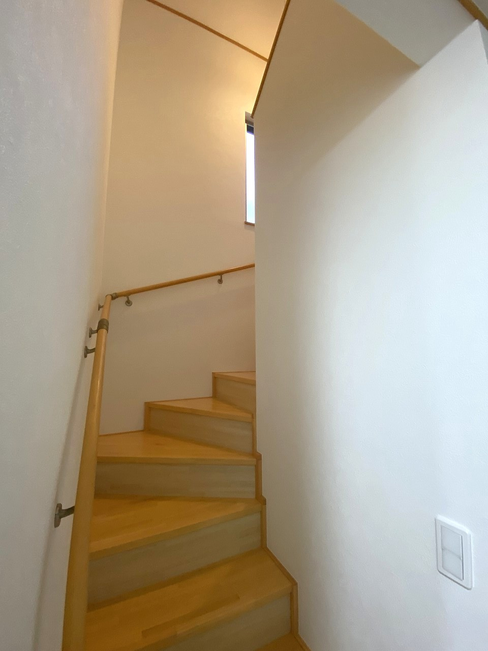 川口市赤井　中古戸建のその他|1階と2階を安全かつスムーズに繋ぐ手すり付きの階段スペースです。足元も安定しておりご年配の方やお子様でも安心して移動可能！毎日の生活動線を快適にサポートいたします。