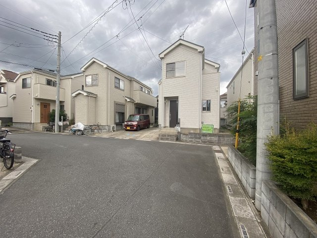 川口市赤井　中古戸建の前面道路含む現地写真|前面道路は幅員もしっかり確保されており、お車の出し入れやすれ違いもスムーズに行えます。日当たりや風通しにも恵まれた落ち着いた環境で、安心して快適にお過ごしいただけます。