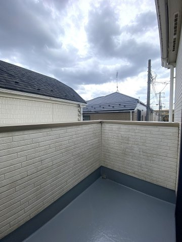 川口市赤井　中古戸建のバルコニー|2階の間取り図左下のお部屋に面した日当たり良好なバルコニーです！洗濯物や布団もしっかり干せるスペースを確保。心地よい風と陽光を感じながら快適にリフレッシュできる屋外空間です。
