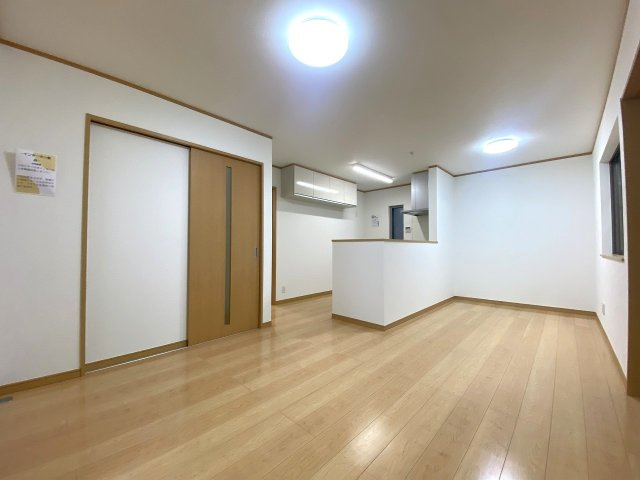 川口市赤井　中古戸建の居間・リビング|明るい光が差し込む広々とした13.3帖のメインリビングです！ご家族でゆったり寛げる快適な空間設計。家具配置もしやすく、家族の会話が自然と弾む開放的な居間となっております。