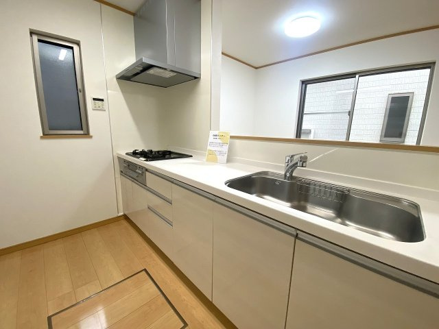 川口市赤井　中古戸建のキッチン|お部屋に良く映える綺麗なシステムキッチンです。お料理中も家族との会話が弾む開放的なデザイン！収納スペースも豊富で調理器具もすっきり収まります。