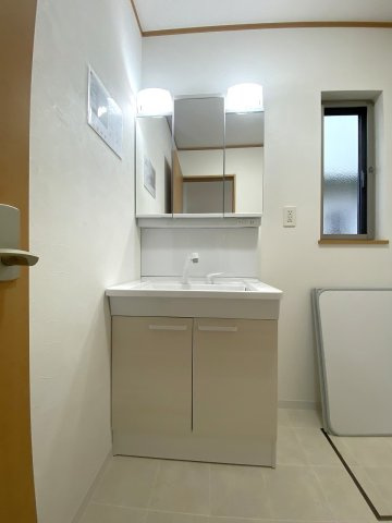 川口市赤井　中古戸建の独立洗面台|毎朝の身支度が快適に行える新規交換済みの清潔な独立洗面台です。13.3帖のリビングからアクセスしやすく家事動線もスムーズ！三面鏡裏の収納など使い勝手も抜群な仕様です。