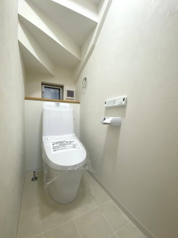 川口市赤井　中古戸建のトイレ|衛生面でも安心な新規交換済みの快適な温水洗浄便座付きトイレです。清潔感のある空間と機能的な設備を備えた、日常の快適性を高める暮らしやすいお住まいとなっております。