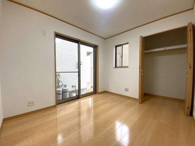 川口市赤井　中古戸建の洋室|1階に位置する使い勝手の良い5.2帖の洋室です。独立性の高い部屋配置で多彩な用途で活用可能！リモートワーク部屋や趣味の部屋、客室としてもぴったりなお部屋です。