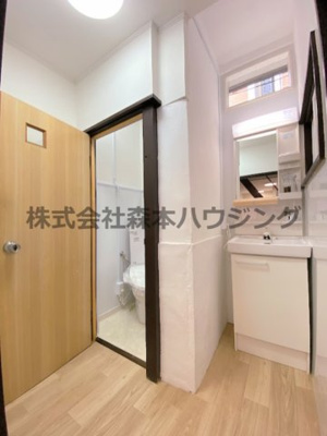 【洗面所】 | 　寝屋川市御幸東町30テラスハウス | 忙しい朝には欠かせない洗面所です