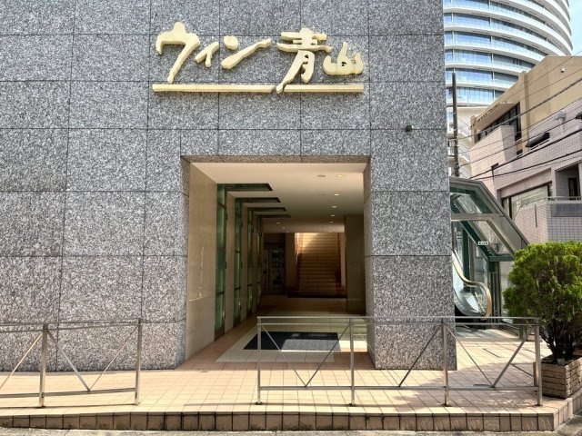 ウィン青山のエントランス