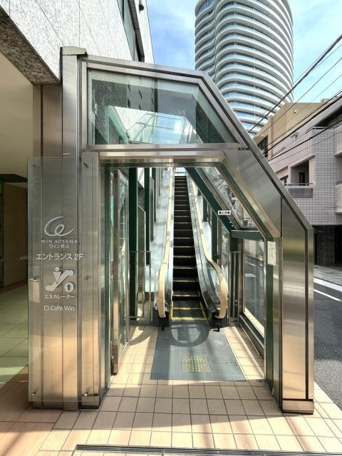 ウィン青山のエントランス