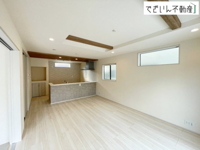 【居間・リビング】 | blooming garden北本市中丸7丁目　新築住宅 | 広がるやすらぎのプライベート空間。大きい窓から射しこむ眩い光が、広々としたリビング空間を鮮やかに映し出します。
現地(2026年8月撮影)