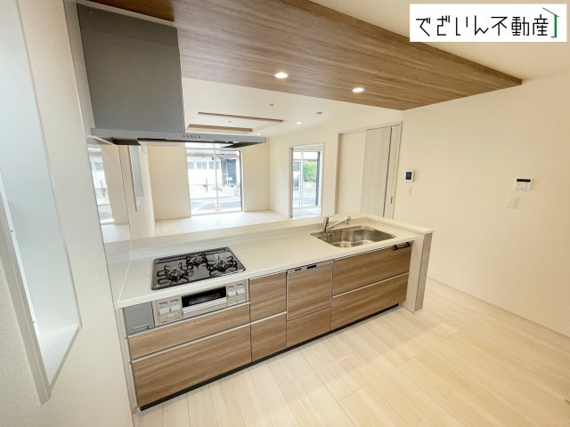 【キッチン】 | blooming garden北本市中丸7丁目　新築住宅 | 共働きでも無理なく使える効率的なレイアウト。夕食の準備も、家族の会話を楽しみながら進められる、心地よいキッチンです。
現地(2026年8月撮影)