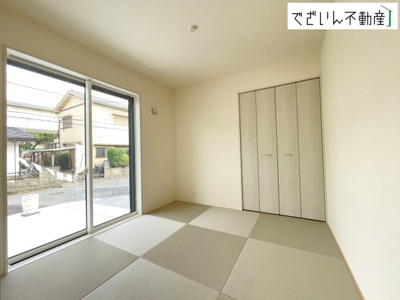 【和室】 | blooming garden北本市中丸7丁目　新築住宅 | 時にはリビングのフローリングやソファではなく、ゆったりと畳の上で過ごしたいものです。陽光が照らし出す畳が美しい和室です。
現地(2026年8月撮影)