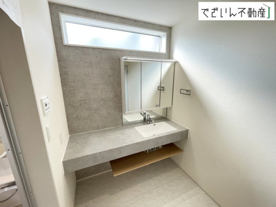 【独立洗面台】 | blooming garden北本市中丸7丁目　新築住宅 | 朝の支度も家族並んでスムーズに。洗面台の広さと収納力が、忙しい毎日を支えてくれます。
現地(2026年8月撮影)