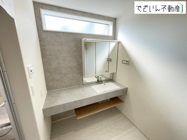 【独立洗面台】 | blooming garden北本市中丸7丁目　新築住宅 | 朝の支度も家族並んでスムーズに。洗面台の広さと収納力が、忙しい毎日を支えてくれます。
現地(2026年8月撮影)