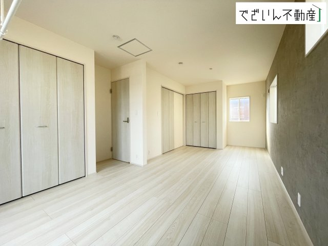 【洋室】 | blooming garden北本市中丸7丁目　新築住宅 | 各部屋に収納が充実しているから、片付けがラク。季節用品もすっきり収まり、生活感を隠せます。
現地(2026年8月撮影)