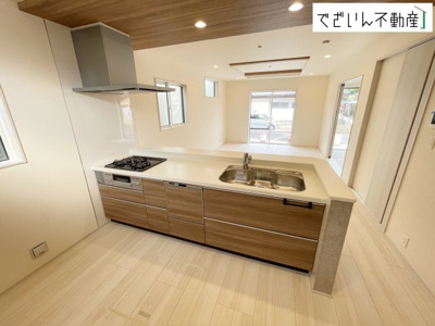 【キッチン】 | blooming garden北本市中丸7丁目　新築住宅 | 細部まで丁寧に仕上げられた内装が、日々の生活を豊かに彩ります。家族の思い出が増えていく場所に。
現地(2026年8月撮影)