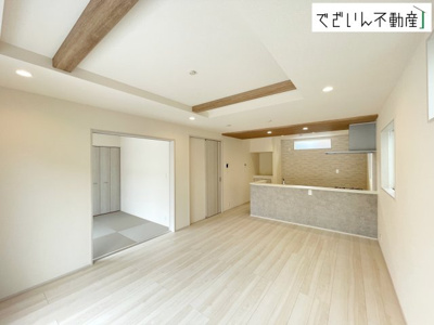【居間・リビング】 | blooming garden北本市中丸7丁目　新築住宅 | 和室と隣接したリビングは、遊び場にもお昼寝スペースにも。育児と家族時間が無理なく両立できる、優しい間取りです。
現地(2026年8月撮影)