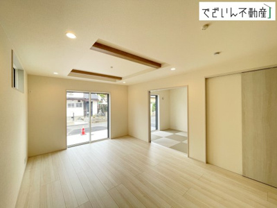 【居間・リビング】 | blooming garden北本市中丸7丁目　新築住宅 | 南からたっぷり差し込む陽光が、家族の団らんをあたたかく照らす。広々としたLDKは、子どもが走り回っても余裕のある安心空間です。
現地(2026年8月撮影)