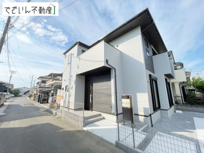 【外観】 | blooming garden北本市中丸7丁目　新築住宅 | 街並みに馴染む、シンプルで洗練された佇まい。暮らしにちょっとした遊び心を添えてくれるお家です。
現地(2026年8月撮影)