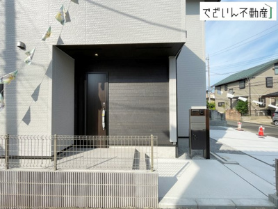 【玄関】 | blooming garden北本市中丸7丁目　新築住宅 | 穏やかな佇まいが、家族の新しい日常を優しく包み込む。静かな街並みに、安心して子育てできる環境が整っています。
現地(2026年8月撮影)
