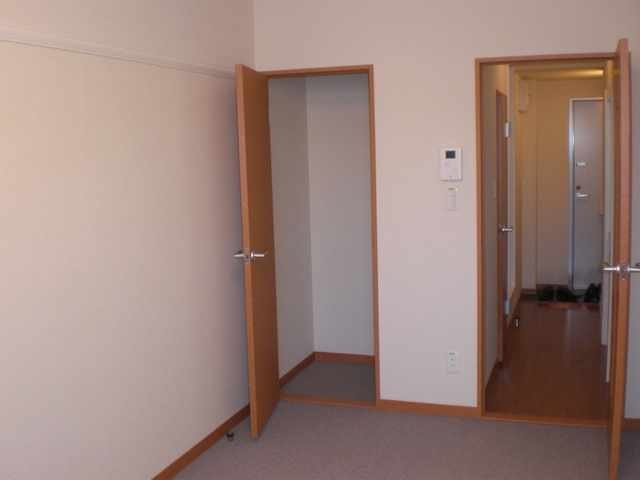 レオパレス三津屋北Ⅱの居間・リビング
