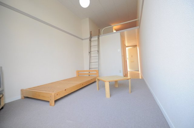 レオパレス加島の居間・リビング|入居の際に、木製ベッドが撤去されます。