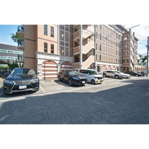 Luxe新大阪SOUTHの駐車場