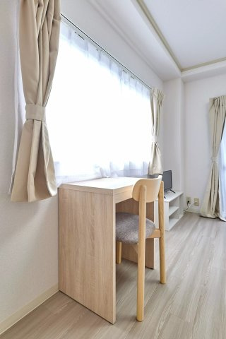 AP492 ホワイトハイツ 302の洋室|



