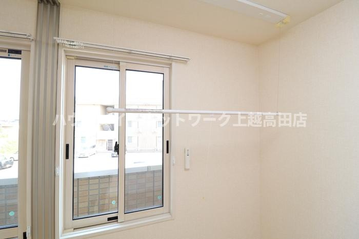 ハイツ９４３ Ｂの設備|室内物干し（参考同型206号室室内写真）