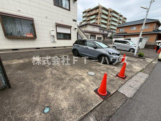 タウニータクボの駐車場