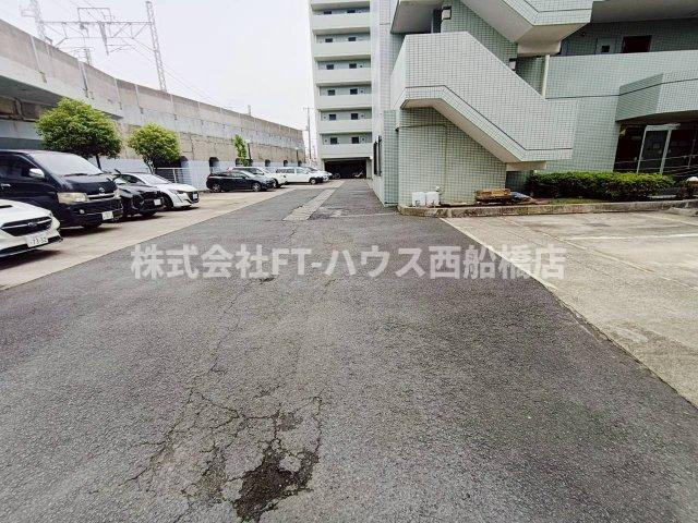 ドミール西船橋の駐車場