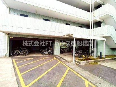 ドミール西船橋の駐車場
