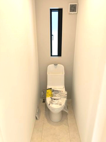 無垢アカシア材床　山々を臨む新築住宅のトイレ|トイレ
