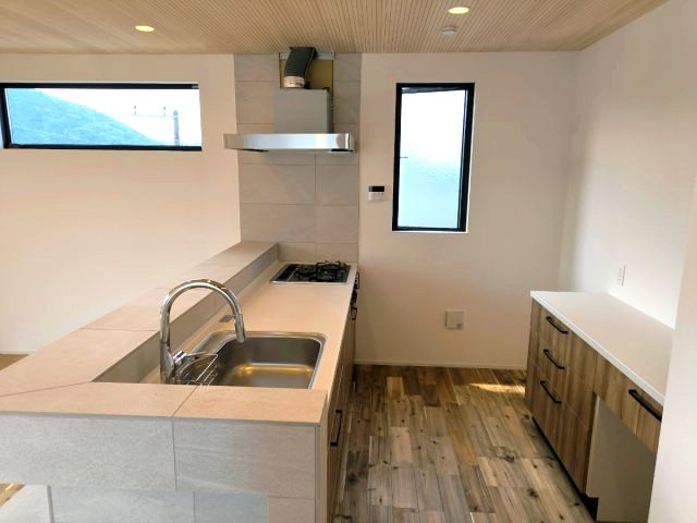 無垢アカシア材床　山々を臨む新築住宅のキッチン|明るいキッチン
