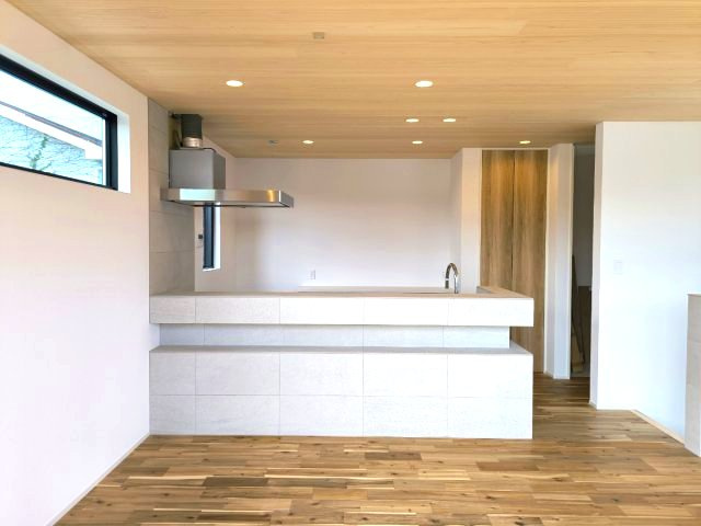 無垢アカシア材床　山々を臨む新築住宅のキッチン|キッチン