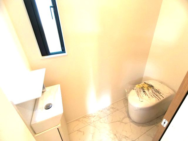 無垢アカシア材床　山々を臨む新築住宅のトイレ|トイレ