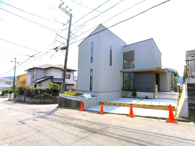 無垢アカシア材床　山々を臨む新築住宅の外観|外観